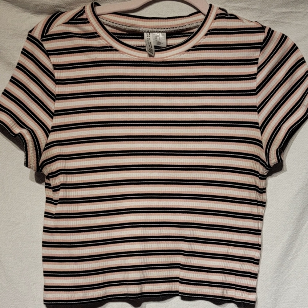 H&M divided strip knit  short sleeve crop top size large.
